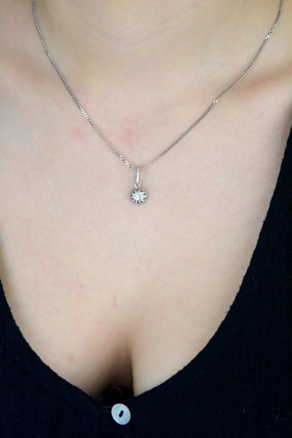 Zjawiskowa okrągła zawieszka damska wykonana ze srebra próby 925, w całości wysadzana błyszczącymi cyrkoniami. Waga 1,10 g, wymiary 2,0 × 0,8 cm. Model W 1907 – elegancja i blask w jednym.1.jpg